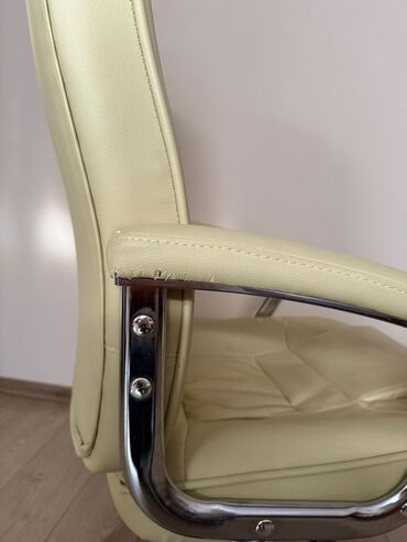 Ofis və oyun kresloları: Təkərli, Qolları tənzimlənmir, Süni dəri — 8