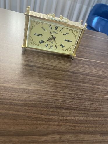 Əntiq saatlar: Taxta korpuslu, retro üslubda dizayn edilmiş masa saatı. Roma — 9