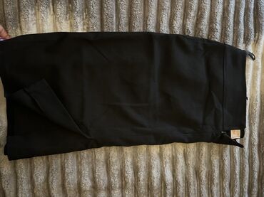 Ətəklər: Qara ətək dəsti - 2 ədəd ətək: biri klassik düz kəsimli qara ətək — 3