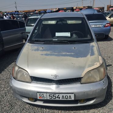 corolla runx: Седан Toyota Vitz серебристого цвета с правым расположением руля