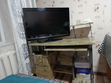 ремонту телевизоров: Телевизор+компьютерный столик,в очень хорошем состоянии!
