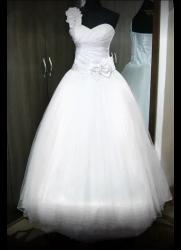 Продаю своё свадебное платье,Цвет белый,размер регулируется корсетом