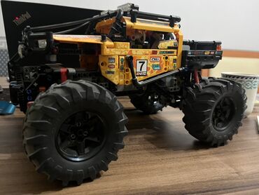 qaşıq dəsti: LEGO tipli texniki konstruksiya dəsti ilə yığılmış kross-over/monster