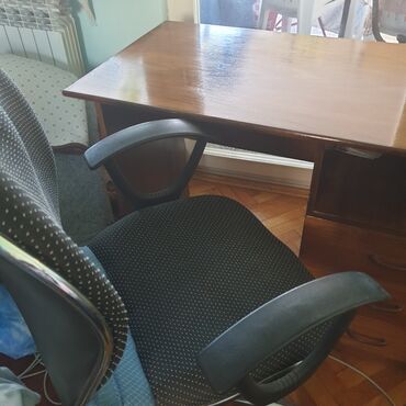Prodajem radni stol i stolicu, malo korišteno, kao novo, subotica