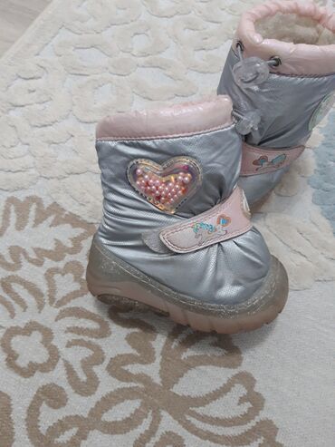 зимняя обувь детская: Демары зимние, на девочку размер 20,в отличном состоянии,легкие и