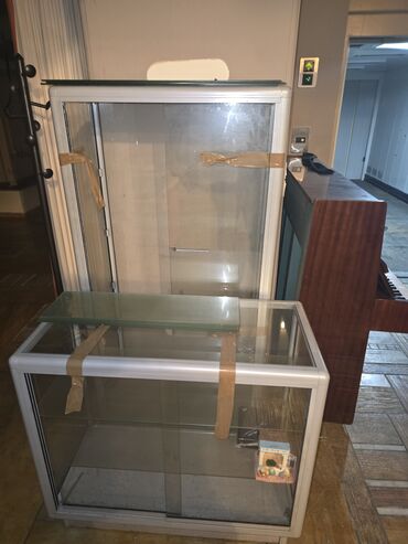 Furniture: Τρεις γυάλινες προθήκες με ασημί μεταλλικό αλουμινίου σκελετό. Η μία