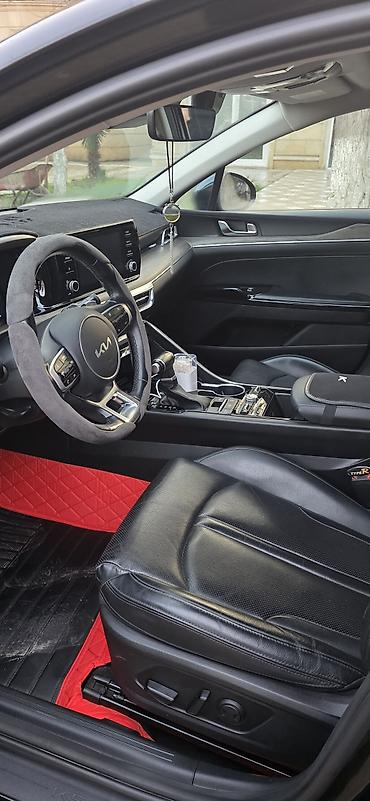 pec satisi: Kia K5 – sedan, qara rəng. - Yeni nəsil Kia loqolu, agressiv ön — 5