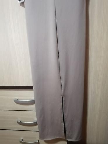 Haljine: Elegantna midi haljina u taupe/sivo-bež boji. Bez rukava, sa V izrezom — 3