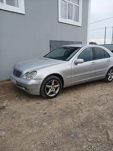 yan guzguler: Mercedes-Benz C-Sinif sedan (W203), gümüşü rəng. Xüsusiyyətlər: - — 1