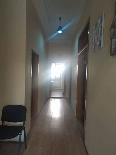 Mağazalar: Binəqədi rayon ərazisində 4 mərtəbəli tam təmirli, 700 kv sahəsi olan — 13