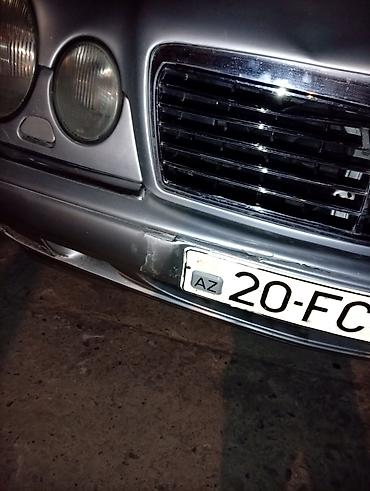 mercedes w124 universal: Mercedes-Benz E‑Class W210 sedan - Gövdə: 4 qapılı sedan, gümüşü rəng — 3