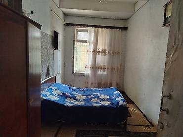 Yataqxana binası 3mertebenin 1ci mərtəbəsi qapı həyətə acilir.3 otaqlı