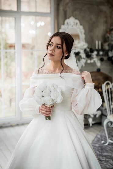 платье белые: Продаю свадебное платье вместе с фатой и два кольца под платье. Платье