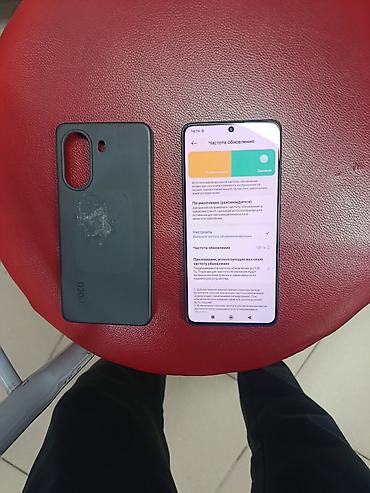 Смартфон POCO (модель 2412DPC4G) с комплектным силиконовым чехлом