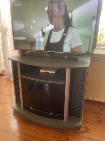 подставка под телевизор lg: Düz TV altlığı, Polkalı