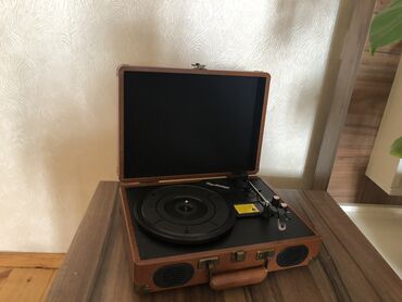 Əntiq əşyalar: Retro patefon val oxudan. Yenidir Retro dizaynlı, müasir funksiyalara