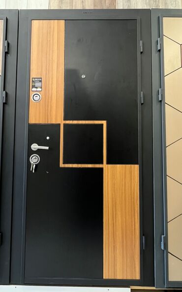 Alçipan: Qara və qəhvəyi rəngdə müasir dizaynlı giriş qapısı. Qapıda iki fərqli