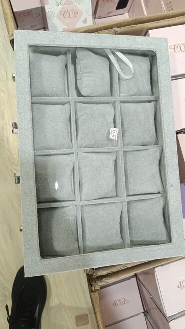 Digər salon aksesuarları: Saat qabı 10 ededi 50 azn 6 ededli ustu suse material taxta 50 azn.12 — 9