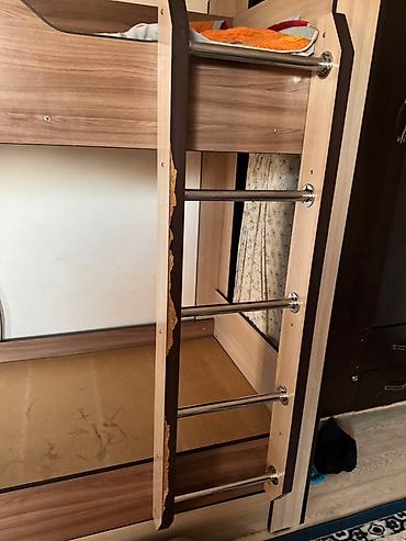 bunk bed: Двухъярусная кровать с лестницей из хромированных трубок. Каркас — 3