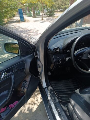 Mercedes-Benz: Mercedes-Benz C 240: 2.4 l | 2005 il Sedan — 12