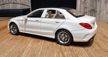 kucica za lutke: Nov metalni model automobila Mercedes C-klasa. Pale mu se prednja i