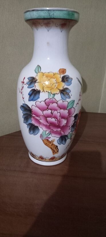 вазы декоративные: Вазы,фарфоровые в отл. сотоянииКитай,высота 350мм