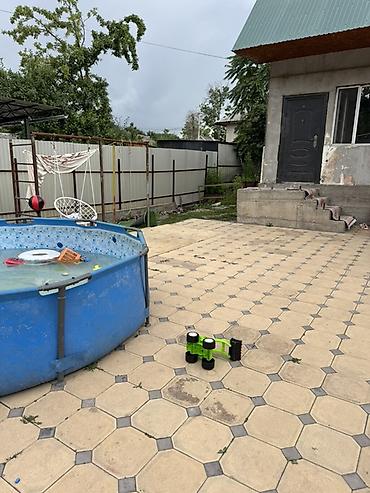 Продажа коттеджей и домов: Продаётся частный дом с большим двором и мощёной плиткой. - Участок — 4