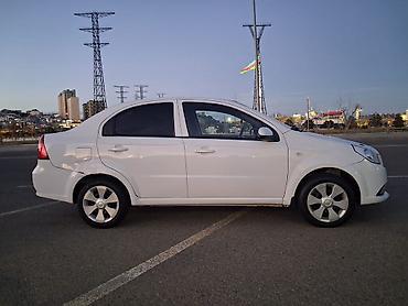 teker satsi: Chevrolet Aveo sedan – ağ rəng, 4 qapı, 5 yerlik şəhər avtomobili — 1