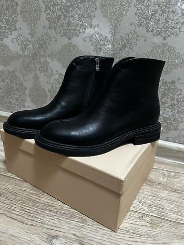 Ботинки и ботильоны: Женская обувь. Ботинки Деми новые, размер 38. 1300 сом Туфли новые — 2