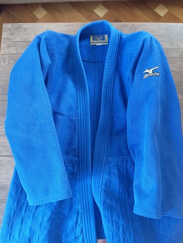 Rukzaklar: Mavi rəngdə, "Mizuno" brendinə məxsus cüdo kimonosu. Kimono döyüş