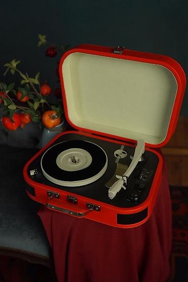 retro gramofon: Vinil pikap – çamadan tipli portativ model - Retro çamadan dizaynı — 2