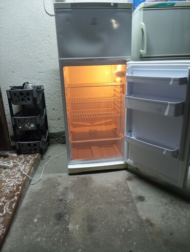 холодильник для заморозки: Холодильник Indesit, Двухкамерный, 60 * 150 *