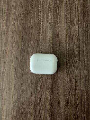 Другие аксессуары для мобильных телефонов: Продаю срочно «AirPods Оригинальные» Не заряжается а так все в