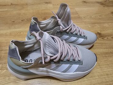 zhenskij sportivnyj kostjum adidas original: Adidas Original. размер не подошол . новый в Дубаи покупал