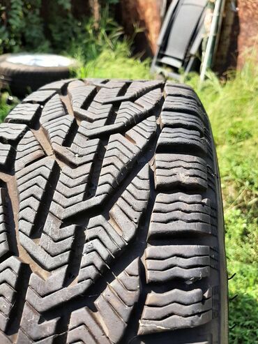 Gume i felne: 4 komada alu felne r15, sa 2 skoro nove i 2 polovne zimske gume. Na — 16