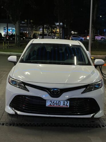 япошка машины: Белый седан Toyota Camry с характерной передней частью, включающей