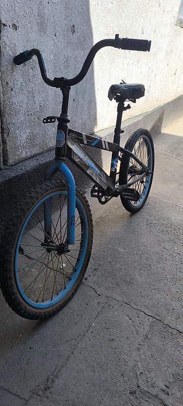 нужны: Продаю велосипед чёрно-синего цвета 🚲 Размер колёс 20 . Велосипед в — 4
