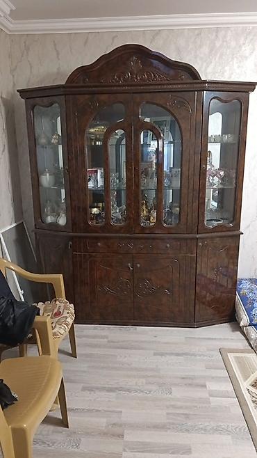 balaca şkaf: Klassik üslublu vitrini şkaf-bufet - Material: taxta karkas, tünd qoz — 1