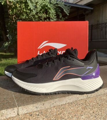 ботас лининг: Кроссовки Li-Ning в чёрном цвете с контрастными деталями. Дизайн