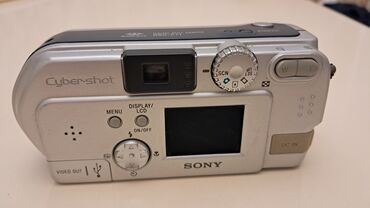 Видеокамеры: Sony Cyber-shot rəqəmsal fotoaparat Xüsusiyyətlər: - Model: Sony