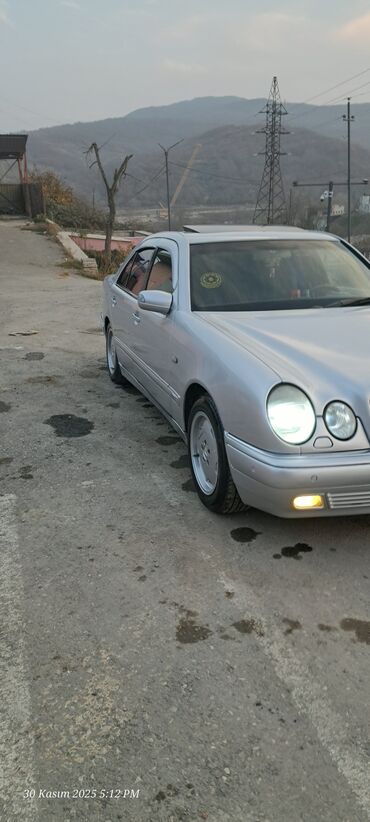 Mercedes-Benz: Mercedes-Benz E-Class (W210) sedan - Gümüş rəng, 4 qapı - Ön dəyirmi — 7