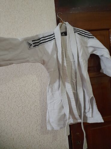 Спортивные сумки: Adidas cüdo/kəmərli döyüş geyimi üstu - İdman növl məşqləri, döyüş