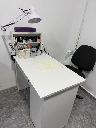 стол для визажистов: Сдается Маникюрный рабочий стол с оборудованием и аксессуарами