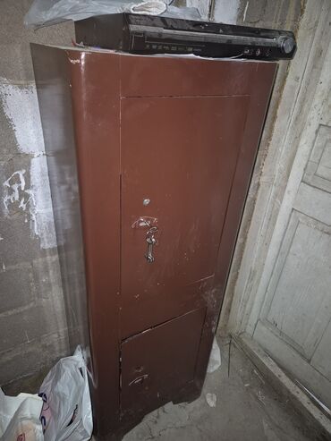 таблица копилка на 100 тысяч: Продаю сейф железный тяжелый с замком 15000с
