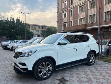 зеркало для обгона: Белый внедорожник SsangYong Rexton с панорамной крышей и рейлингами