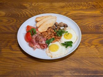 требуется администратор в кафе: Повар Горячий цех. Больше 6 лет опыта