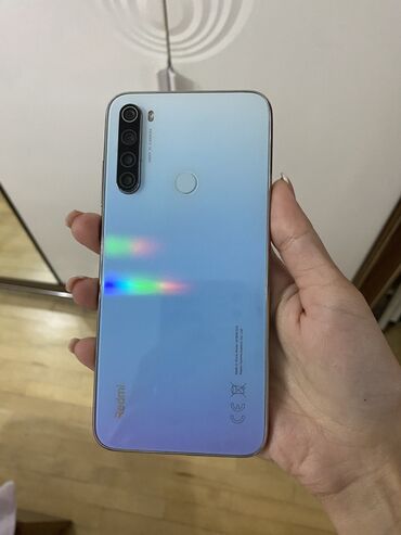 ət çəkən: Xiaomi Redmi smartfon - Model: Redmi (arxa hissədə loqo), çoxkameralı