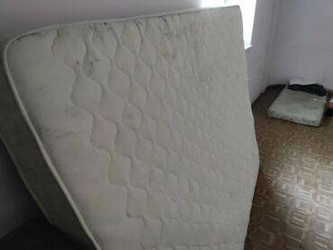 где купить спальные матрасы: Матрас белого цвета с простежкой, предназначенный для комфортного сна