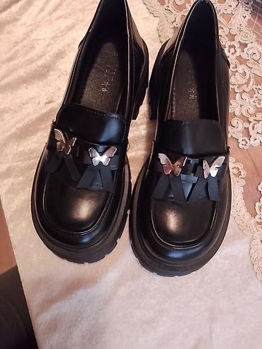 Qadın loaferləri – qalın traktorlu daban - Rəng: qara - Üst hissə