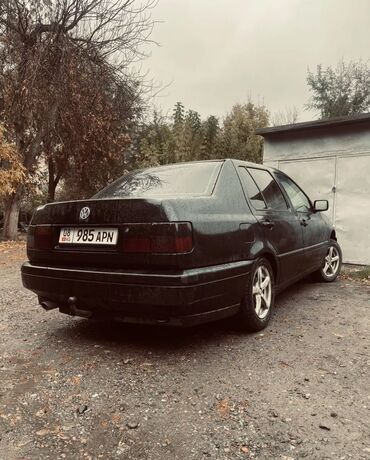 Volkswagen: Volkswagen Vento: 1995 г., 1.8 л, Механика, Бензин, Седан